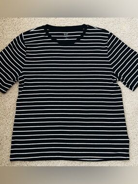 Gap striped tee size XL